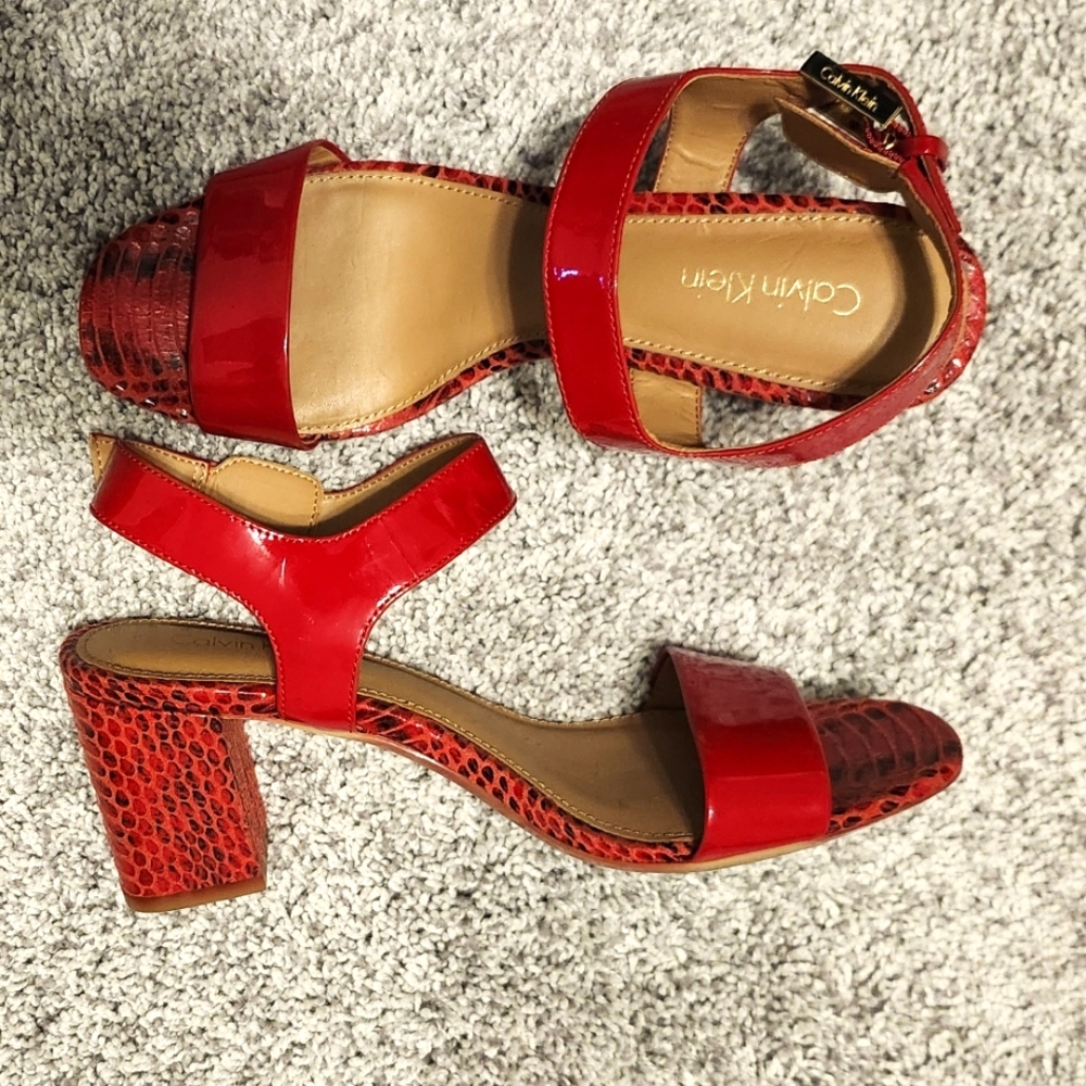 NWT Calvin Klein $89 Patent Leather Heeled Sandals Size 7 Red Gold Accents Logo